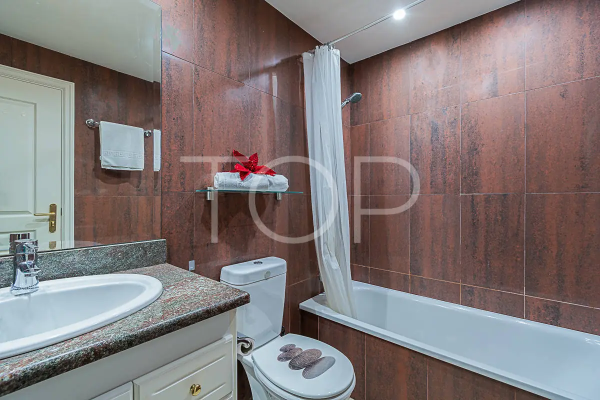 Apartament-El-Duque-Bathroom1-Tenerife