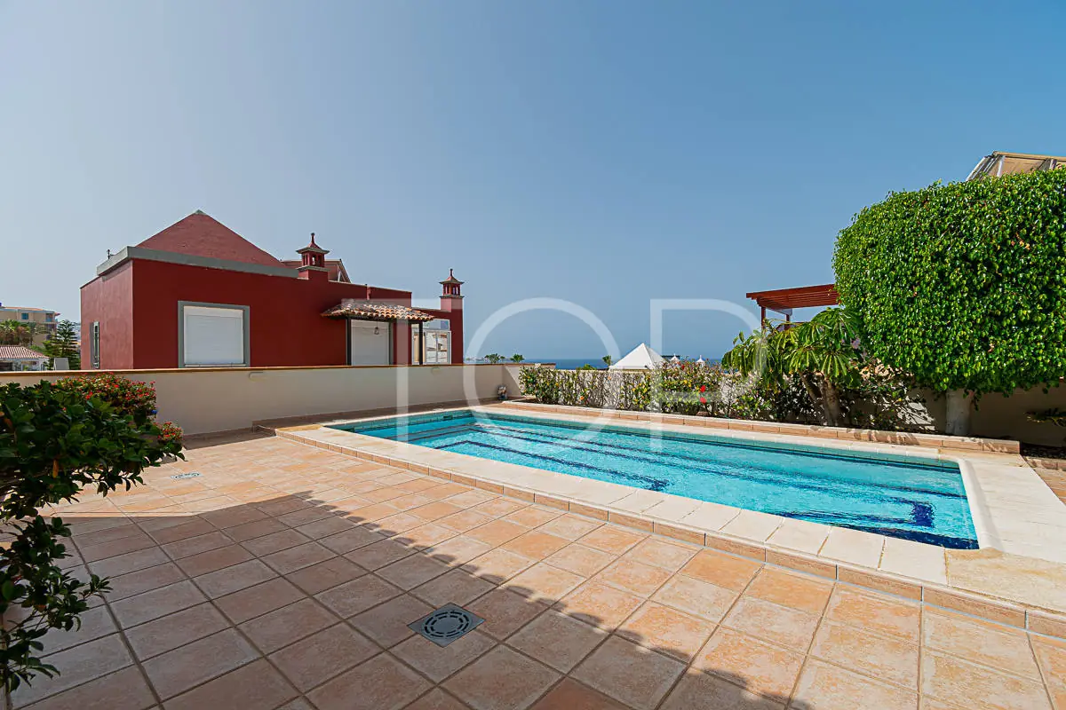 Villa-El-Duque-Swimmingpool-Tenerife-1